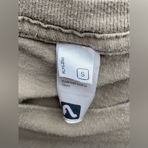 Flylow ski/ snowboarding/ hiking t-shirt - Picture 3 of 7